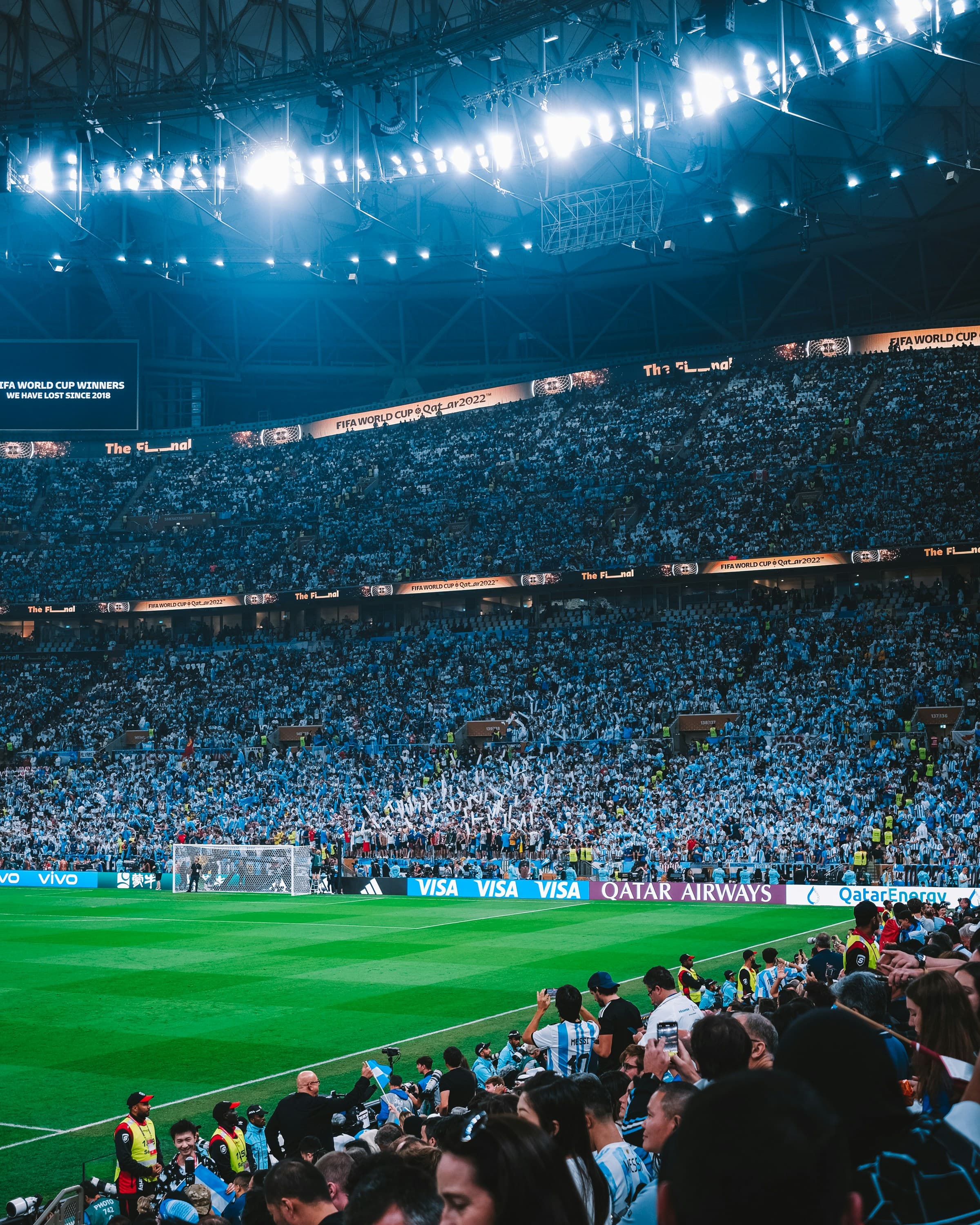 Des supporters rassemblés dans un stade pour assister à un match de football.