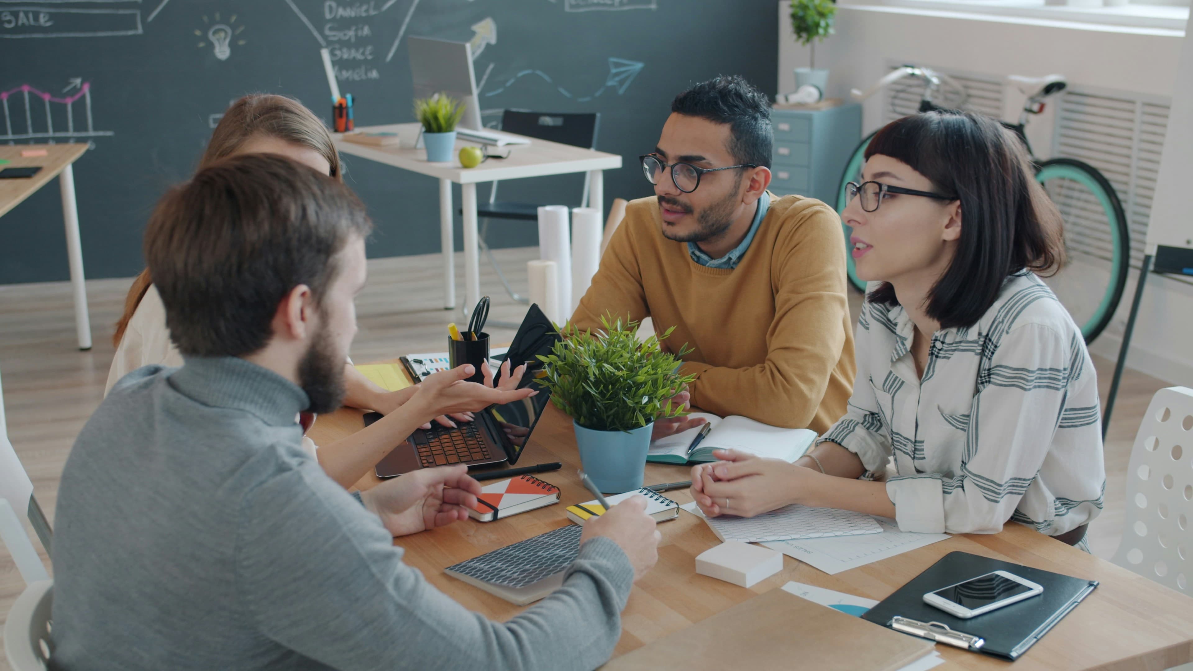 Une équipe diversifiée collabore autour d'une table de réunion.